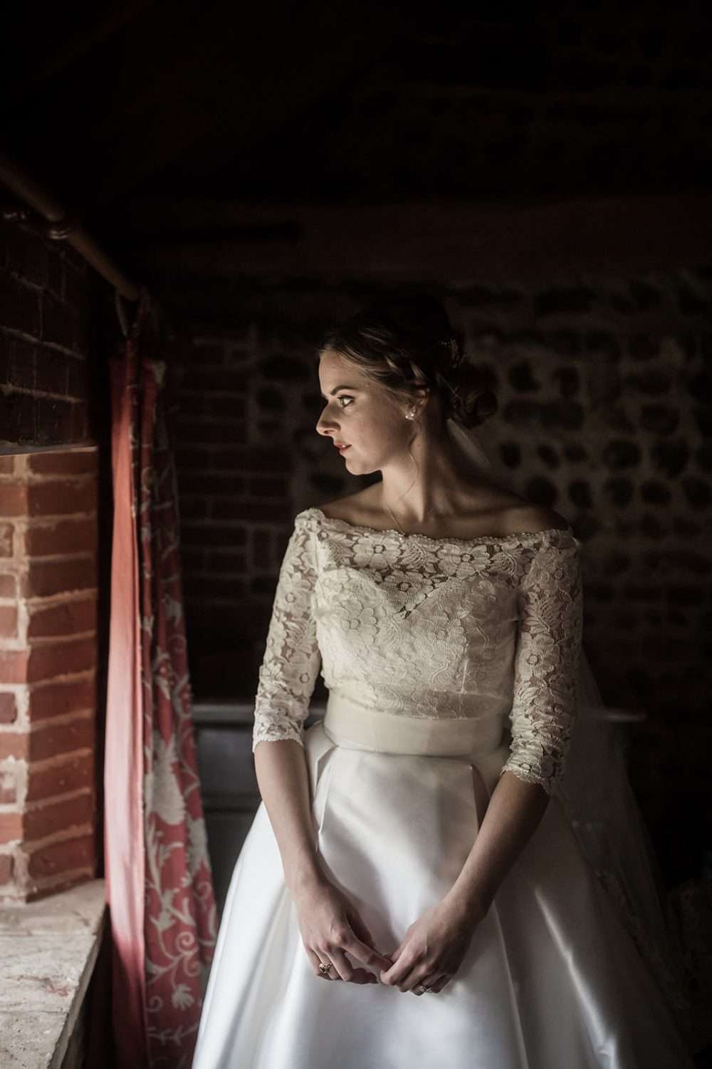 bride getting ready for her chaucer barn wedding
