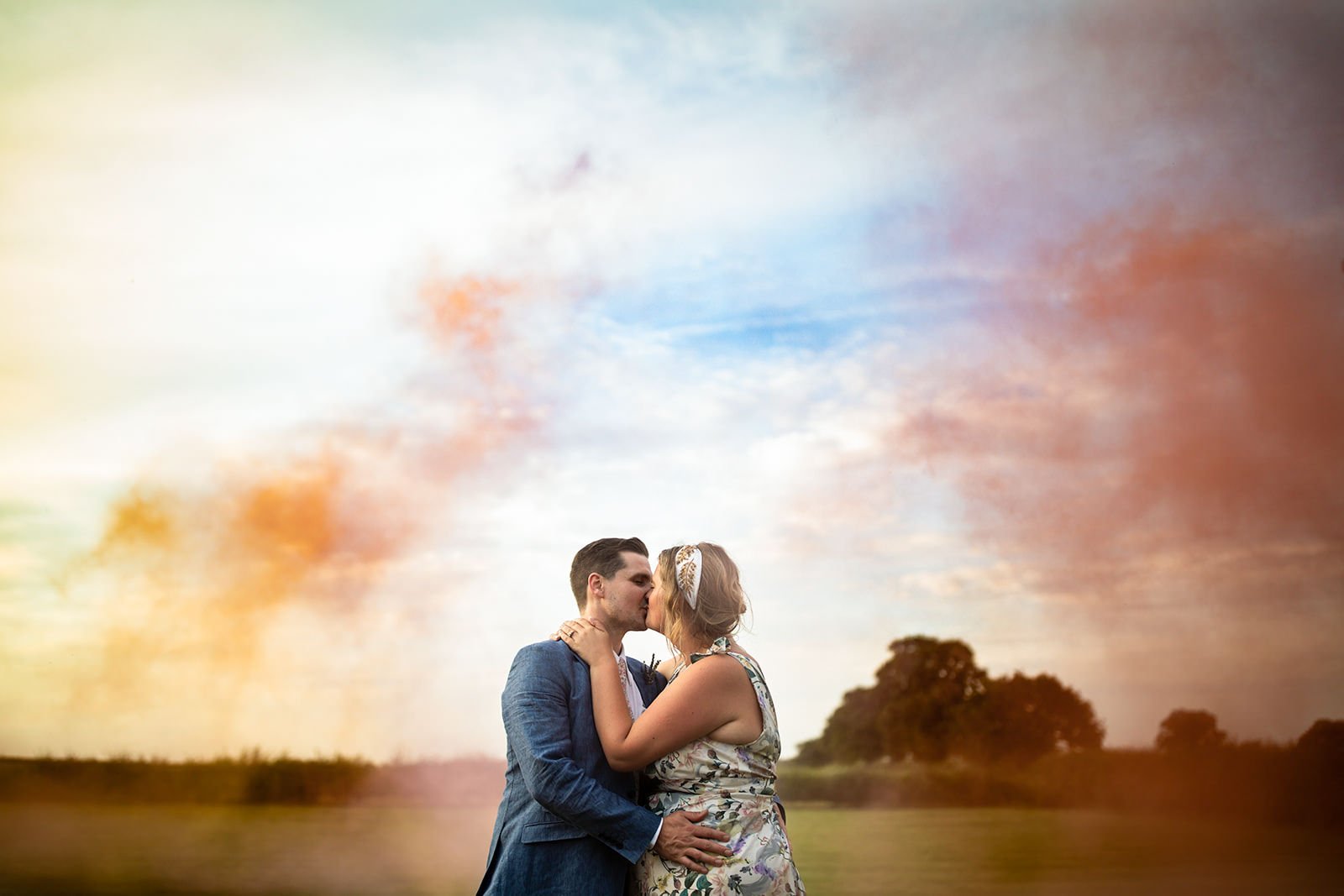 Everything you need to know about SMOKE BOMBS at your wedding