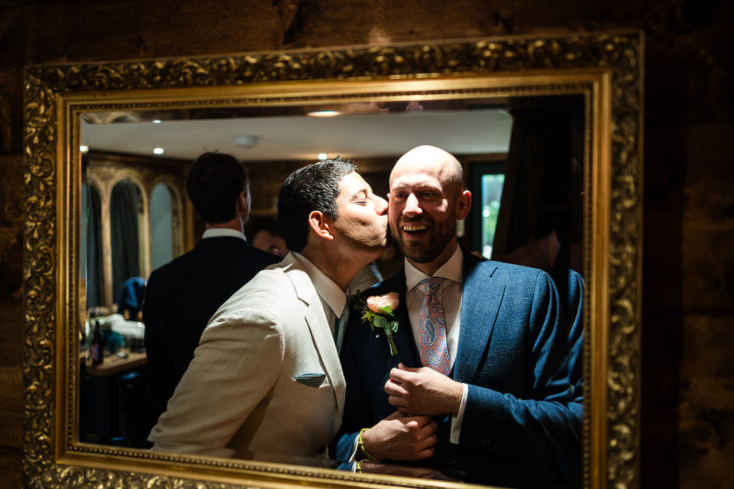 groom get sa good luck kiss from his grooms man before the ceremony!